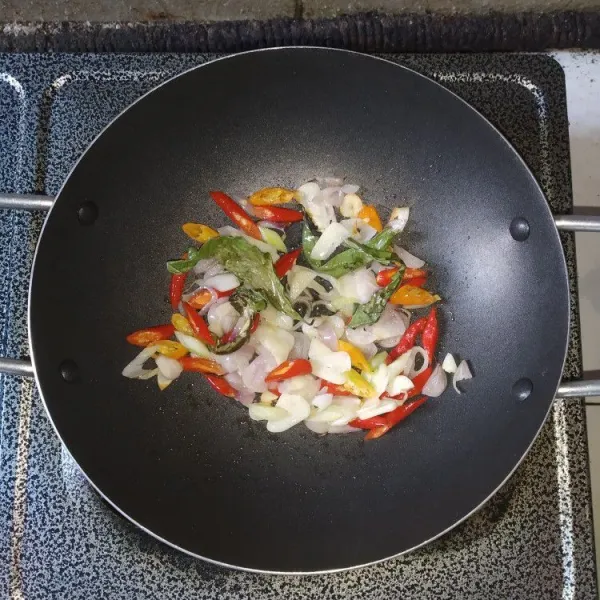 Panaskan minyak, tumis bumbu rajang dan daun salam hingga harum.