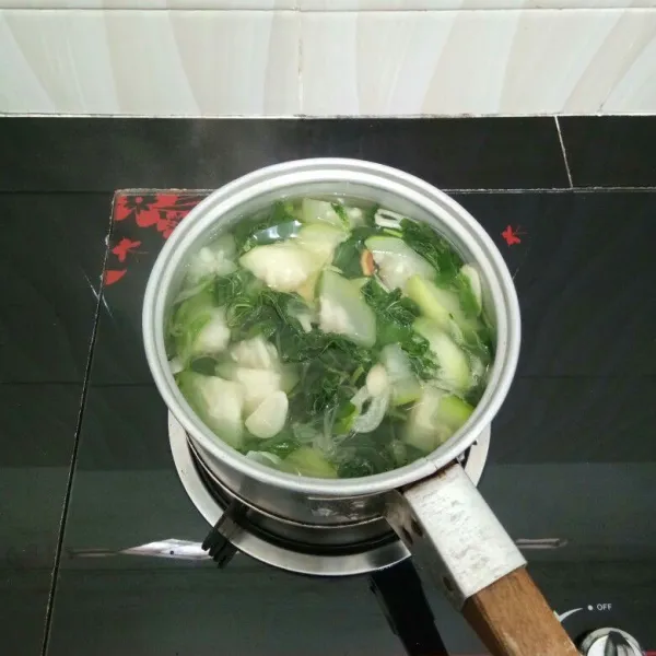Masak hingga matang, angkat.