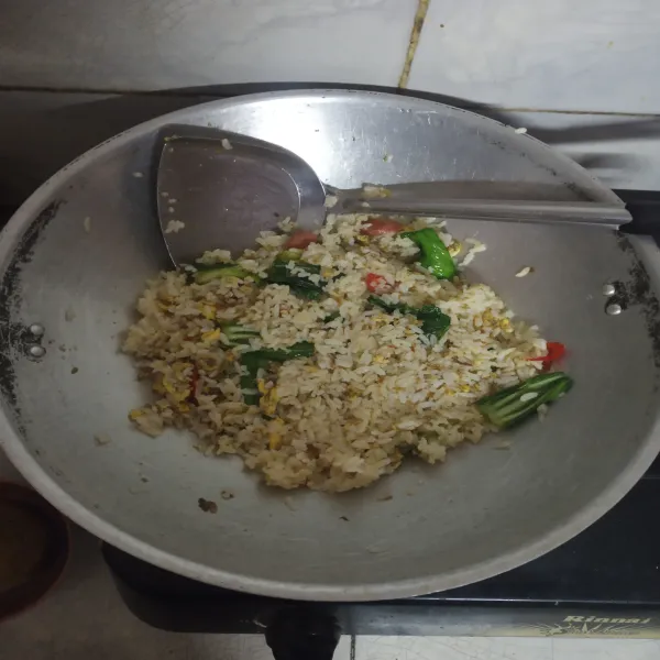 Masukkan nasi putih, tambahkan garam dan penyedap secukupnya. 
Aduk hingga merata.