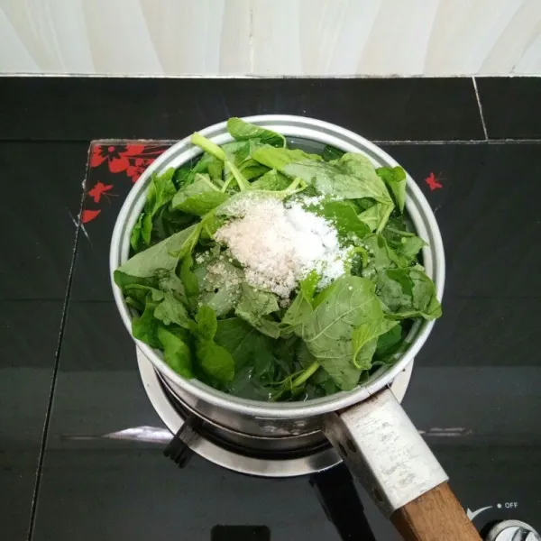 Kemudian masukkan bayam, gula pasir dan garam, aduk rata.