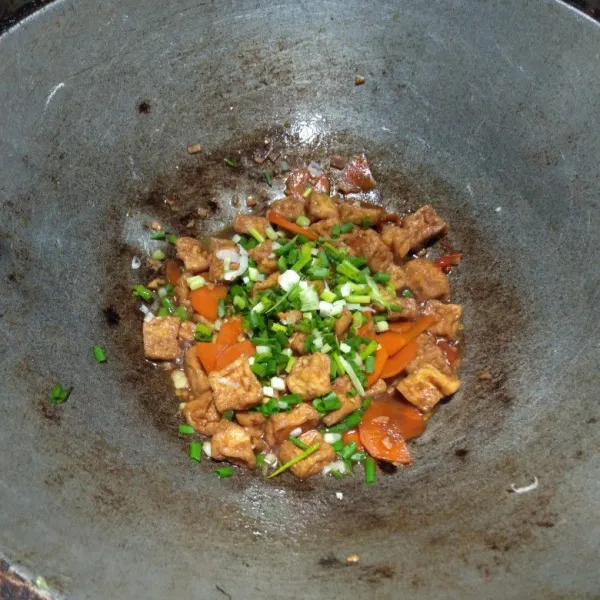 Terakhir tambahkan daun bawang, aduk rata masak hingga matang.
Angkat dan siap disajikan.