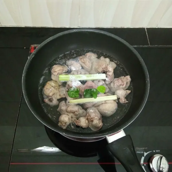 Rebus ati ampela ayam dengan air hingga mendidih, lalu buang air rebusannya. 
Kemudian rebus kembali ati ayam dengan air baru, tambahkan serai, daun jeruk dan garam. 
Masak hingga matang, angkat dan tiriskan.