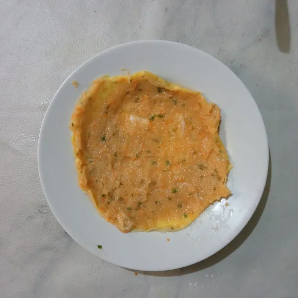 Siapkan dadar, lalu beri isian, ratakan.