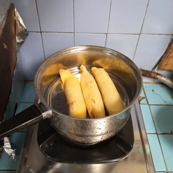 Panaskan panci kukusan terlebih dahulu, lalu kukus rolade selama 25 menit.