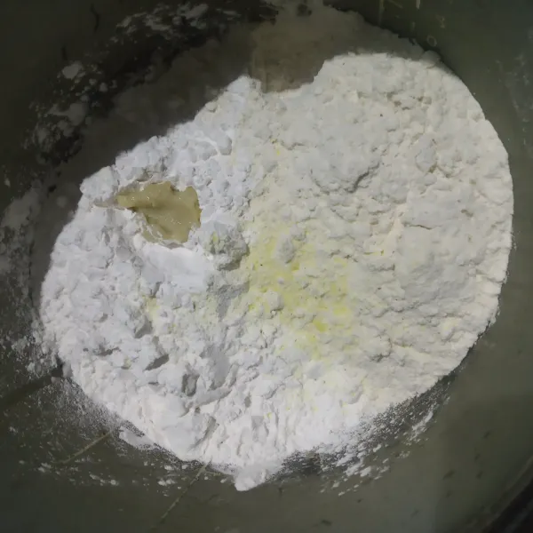 Campur tepung, kaldu bubuk dan bumbu yang sudah diulek, aduk rata.