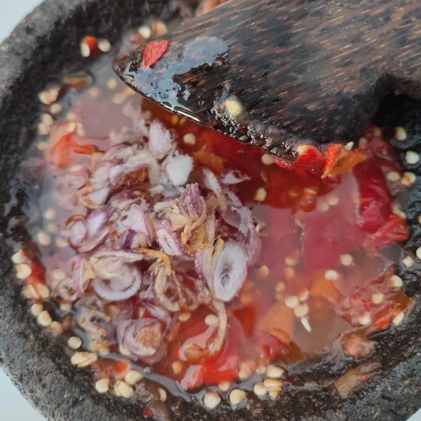 Tuang bawang merah goreng beserta minyak ke atas sambal. 
Ulek rata. 
Sajikan ikan mujaer bersama sambal pecak.