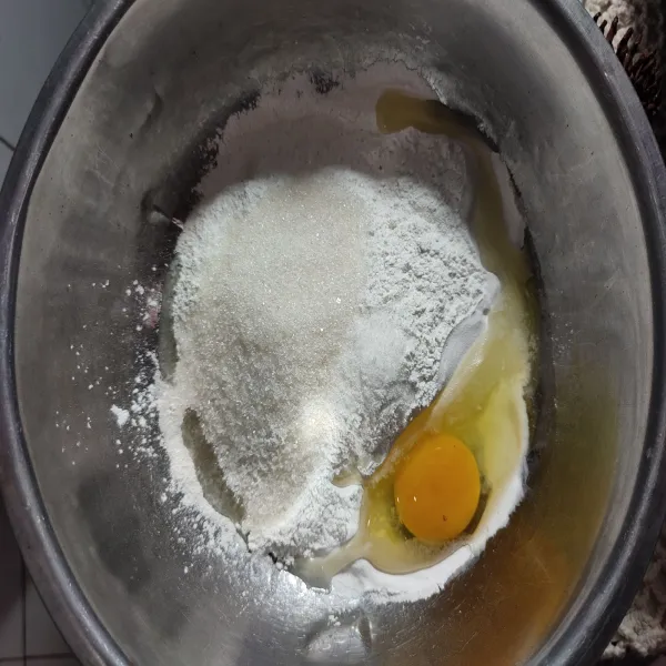 Campurkan tepung ketan, kelapa parut, gula, garam, telur serta air.