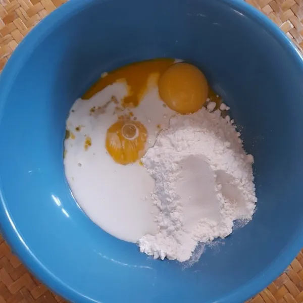 Dalam wadah masukkan kuning telur, tepung terigu, susu cair dan pasta pandan.