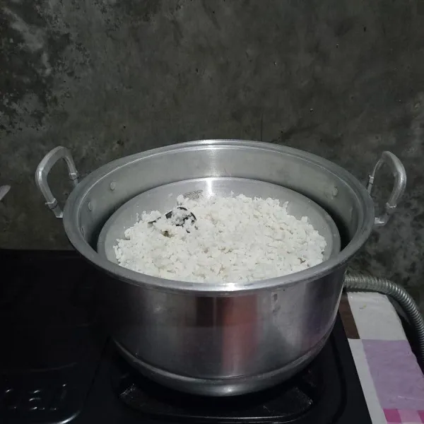 Masukkan nasi uduk ke dalam kukusan. 
Tutup panci dan kukus selama 20 menit.
Angkat dan sajikan bersama makanan pelengkap sesuai selera.