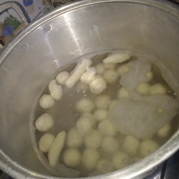 Didihkan air dan beri sedikit minyak agar cilok tidak lengket, rebus sampai mengepung.