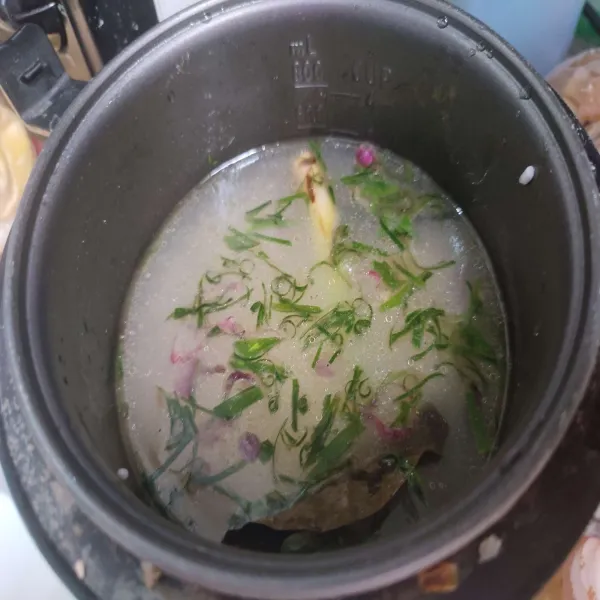 Masak di dalam rice cooker hingga matang.
