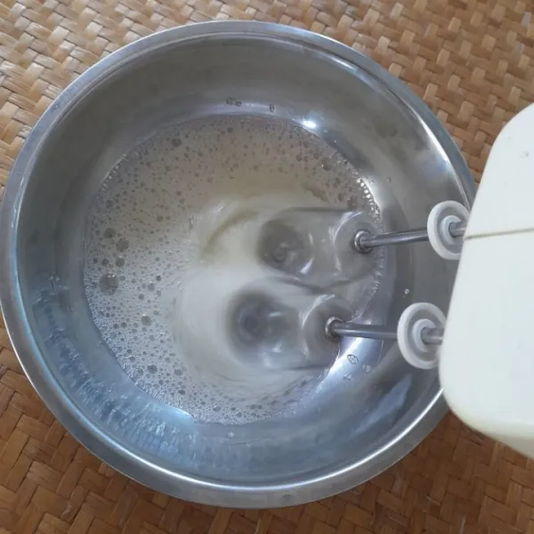 Mixer putih telur, masukkan gula secara bertahap.