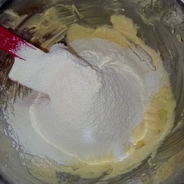 Masukkan tepung terigu, maizena, garam, ekstrak vanila dan keju.