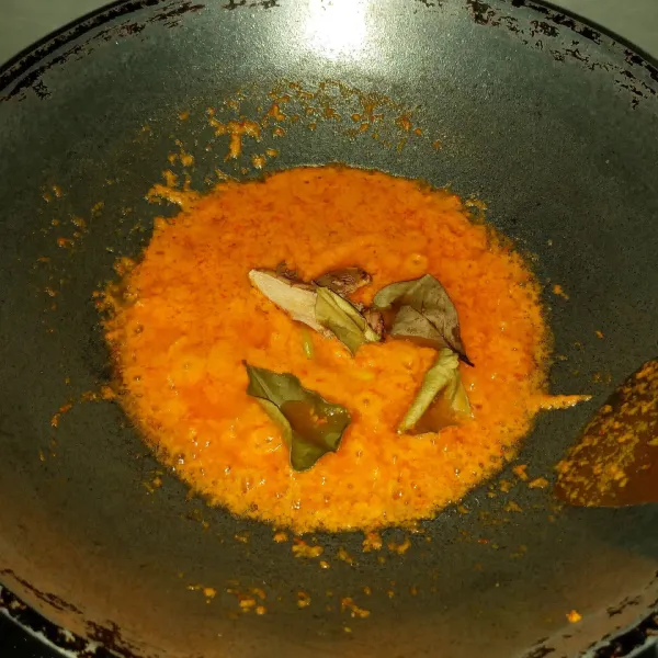 Panaskan minyak, tumis bumbu halus sampai wangi. 
Masukkan daun jeruk, lengkuas dan serai, masak sampai bumbu matang dan berminyak.