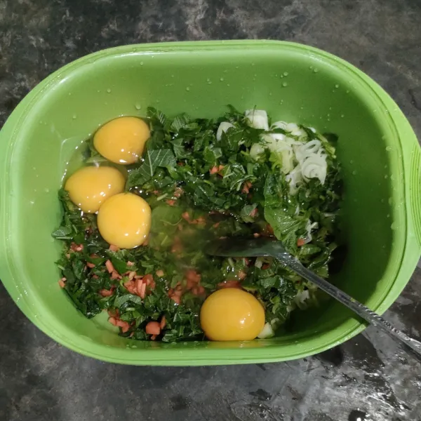 Siapkan wadah, masukkan sayuran, lalu telur, aduk.