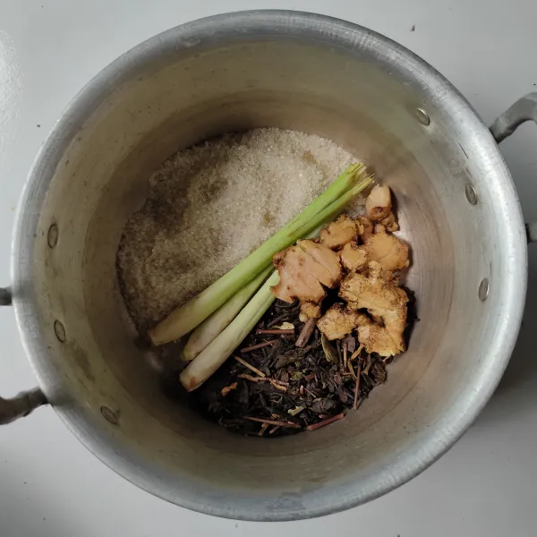 Masukkan jahe, gula pasir, teh dan serai ke dalam panci.