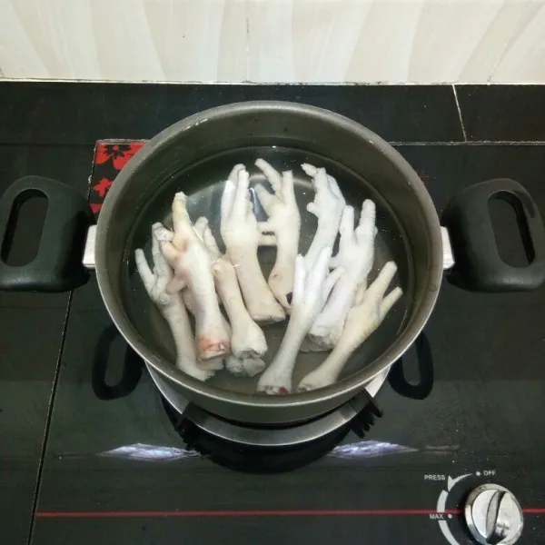 Bersihkan ceker ayam. 
Lalu rebus dengan secukupnya air hingga mendidih, tiriskan ceker dan buang air rebusannya.