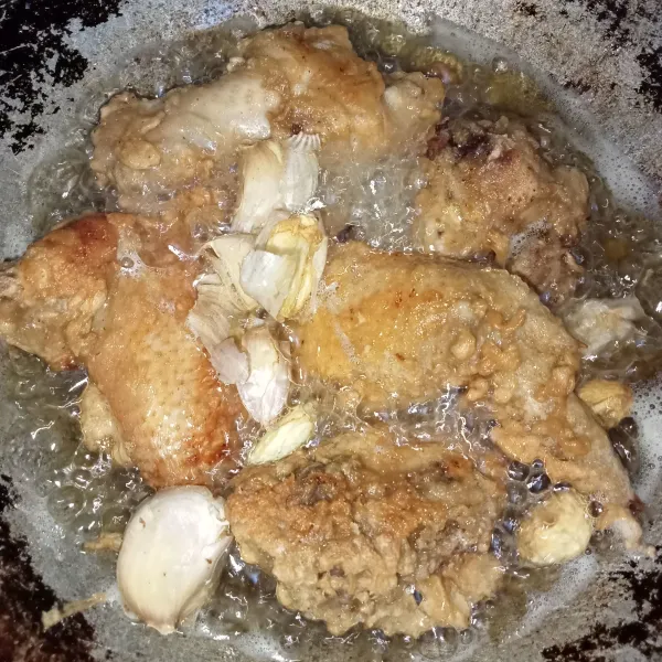 Panaskan minyak goreng, masukkan ayam, tambahkan bawang putih yang sudah digeprek. Goreng ayam hingga cokelat keemasan. Tiriskan dan Sajikan, yummy.