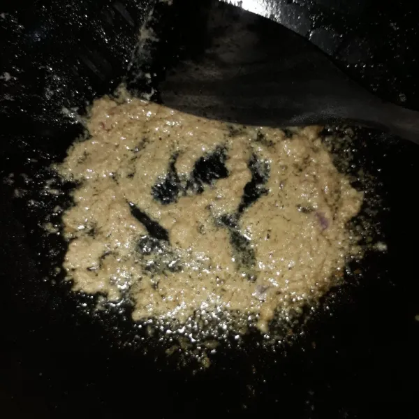 Tumis bumbu halus hingga harum.