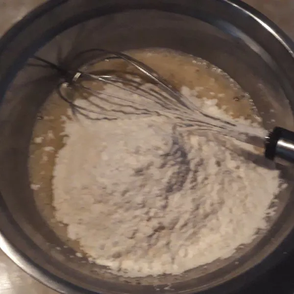 Masukkan tepung terigu, maizena, susu bubuk dan baking powder, uleni semua.
