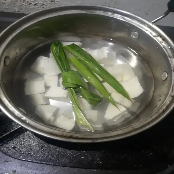 Rebus singkong dengan garam dan daun pandan.