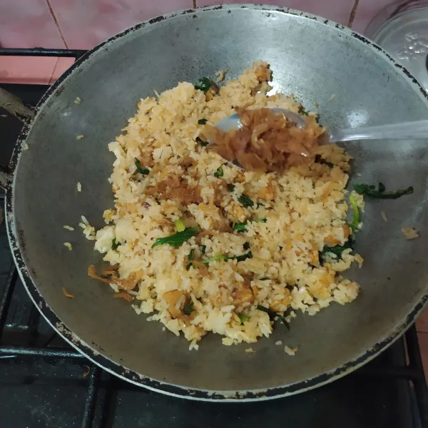Masukkan cabai merah, udang rebon dan irisan daun bawang. 
Aduk hingga rata, koreksi rasa.
Angkat dan sajikan.