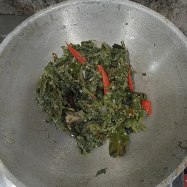 Matikan api, siap dipindahkan ke dalam piring saji untuk dinikmati.