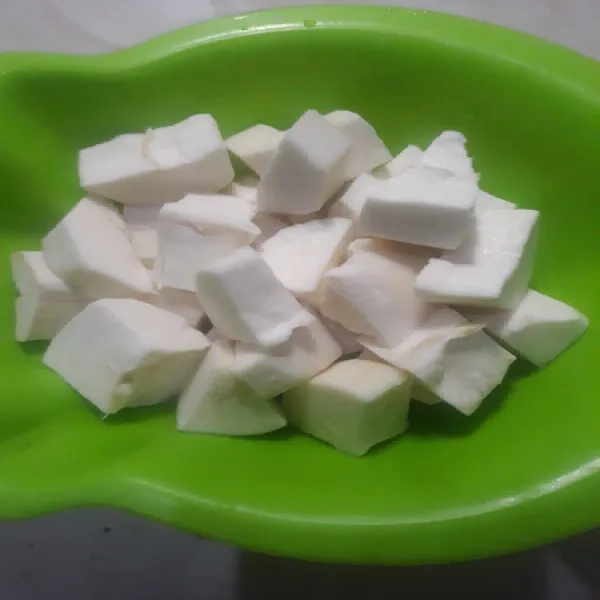 Kupas singkong lalu cuci dan potong-potong.