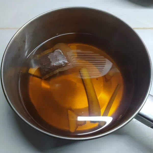 Angkat dan saring air teh.