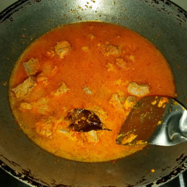 Tuang air, masak dengan api sedang kecil sampai daging empuk. 
Jika air menyusut banyak tapi daging belum empuk boleh tambahkan air secukupnya.