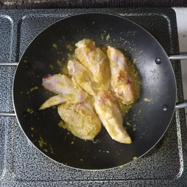 Masukkan ayam, masak sebentar hingga berubah warna.