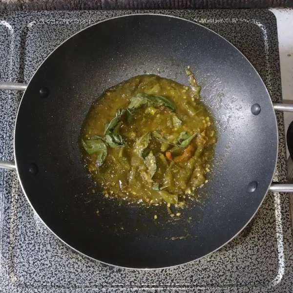 Haluskan bumbu cabai hijau, tumis dengan sedikit minyak bersama daun salam dan daun jeruk hingga harum.
Kecilkan api, bumbui dengan kaldu bubuk, garam, dan gula pasir, cicipi rasanya.