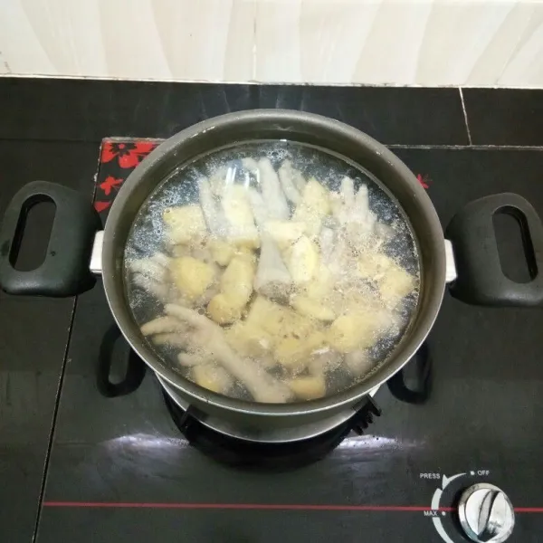 Lalu masukkan kentang, masak hingga setengah matang.