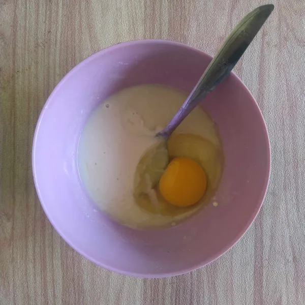 Larutkan tepung bumbu dan tepung terigu dengan air lalu tambahkan telur lalu, aduk kembali sampai rata.