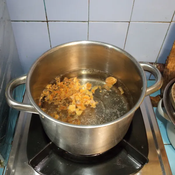Didihkan air, kemudian masukkan bawang merah dan bawang putih goreng.