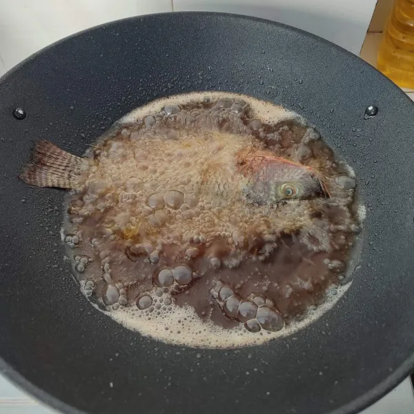 Goreng ikan hingga matang. 
Tiriskan.