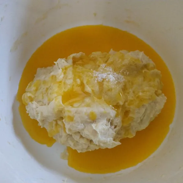 Selanjutnya masukkan margarin cair dan garam, uleni sampai kalis elastis. 
Tutup adonan dengan serbet bersih, istirahatkan selama 45 menit.