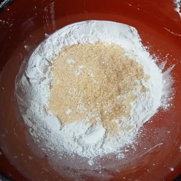 Campur tepung tapioka, tepung beras, gula pasir dan garam.