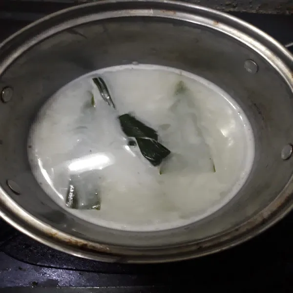 Masukkan semua bahan vla kecuali tepung maizena.
Masak hingga meletup, aduk rata.