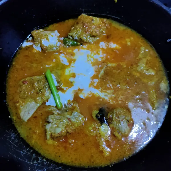Masukkan santan dan secukupnya air hingga daging terendam.
Tambahkan gula dan garam, masak daging hingga empuk dengan menggunakan api sedang. 
Jika air surut dan daging belum empuk tambahkan air secukupnya.