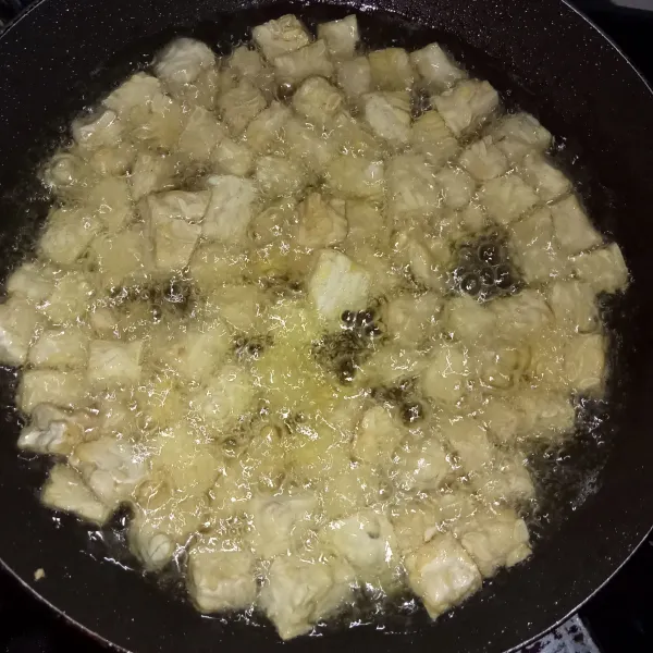 Potong dadu tempe dan tahu, kemudian goreng hingga setengah kering, lalu tiriskan.