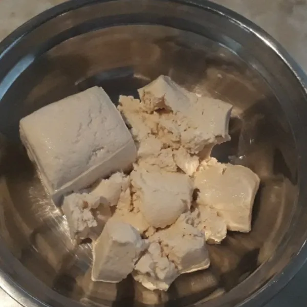 Haluskan tahu putih, campur dengan bawang putih cincang dan garam secukupnya.