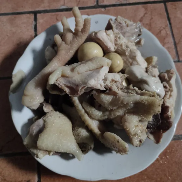 Rebus atau presto ayam hingga empuk lalu tiriskan.