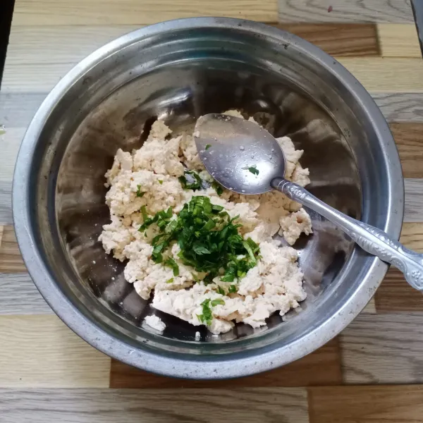 Masukkan irisan seledri, lalu aduk rata.