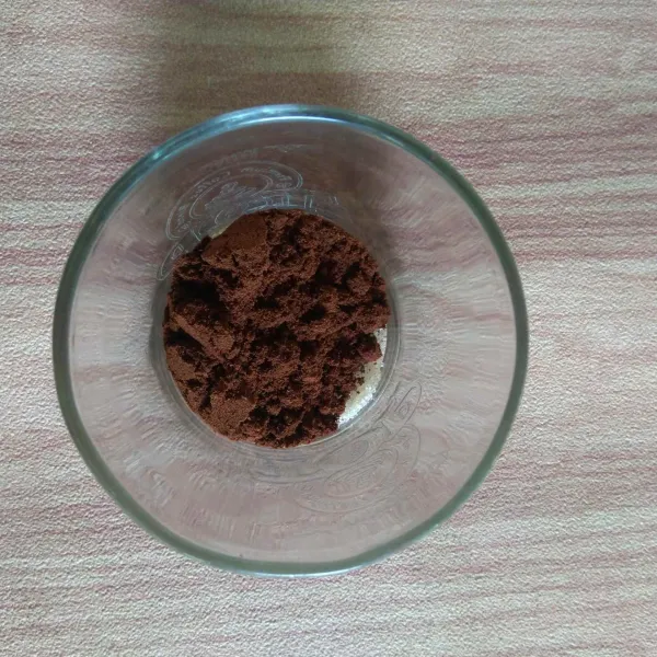 Tambahkan kopi hitam ke dalam gelas.
