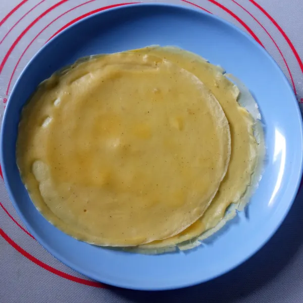 Panaskan wajan teflon, olesi sedikit minyak, buat dadar. 
Sisihkan sebentar.