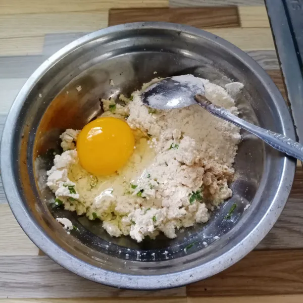 Kemudian masukkan telur, tepung terigu, garam, lada bubuk, dan kaldu jamur.