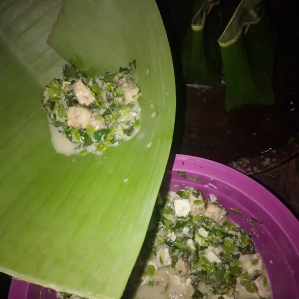 Siapkan daun pisang, ambil secukupnya adonan, kemudian bungkus.