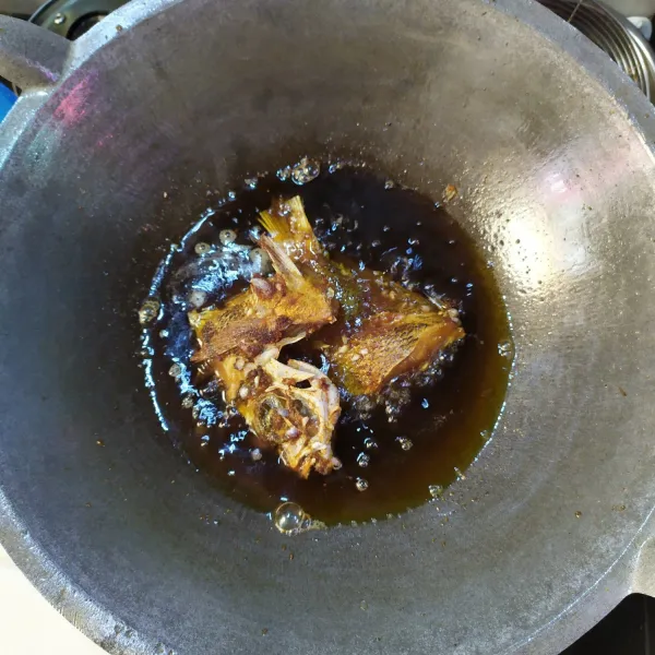 Panaskan minyak, goreng ikan hingga matang. 
Angkat, tiriskan dan sisihkan.