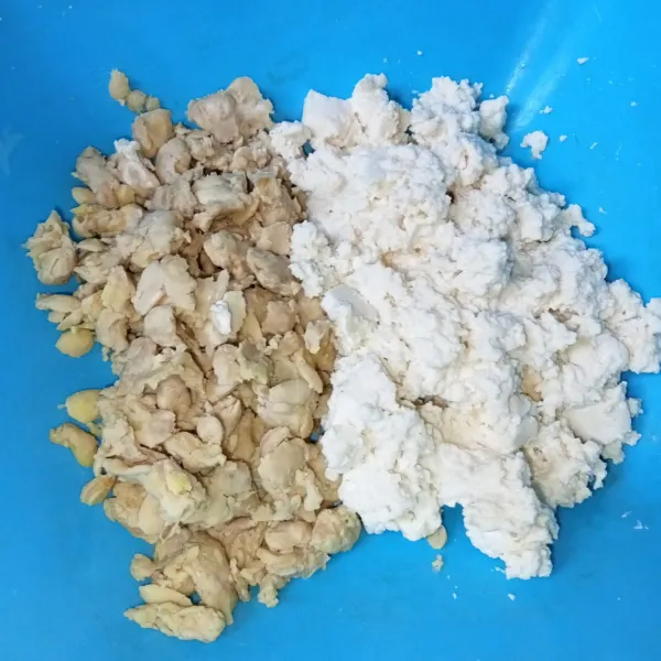 Hancurkan tahu dan tempe.